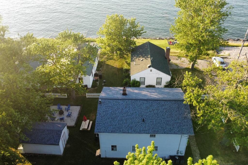 Lakeside Haven: 5-Bedroom Retreat with Shared Lake Access Geneva Exterior photo