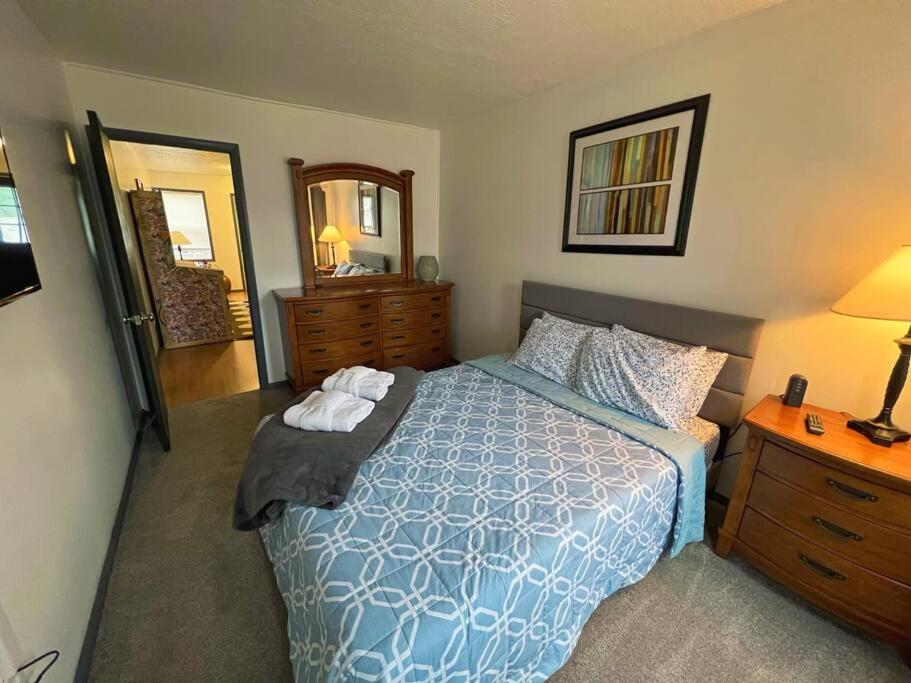 Lakeside Haven: 5-Bedroom Retreat with Shared Lake Access Geneva Exterior photo